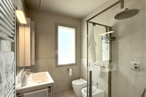 Een douche, een bidet, handdoeken