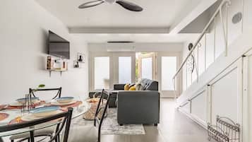 Smart TV, fireplace