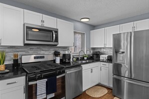 Een koelkast, een microgolfoven, een oven, een kookplaat