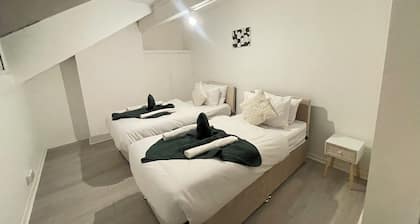 Cosy Contractor Stay-Sleeps 4