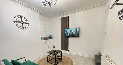 Cosy Contractor Stay-Sleeps 4