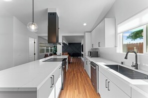 Een koelkast, een microgolfoven, een oven, een kookplaat