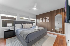 4 slaapkamers, een bureau, een strijkplank/strijkijzer, reisbedje