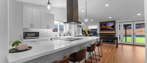 Køleskab, mikrobølgeovn, ovn, kogeplade