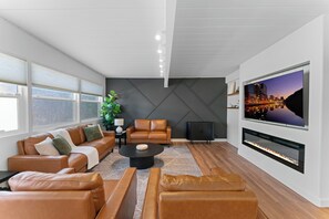 Smart-tv, een open haard, videospelletjes en tafelvoetbal