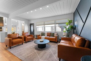 TV connectée, cheminée, jeux vidéo, baby-foot