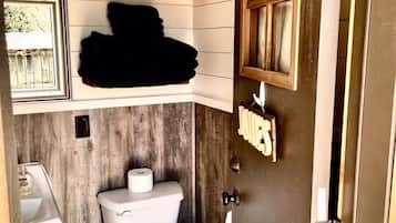 Toallas, jabón, shampoo, papel de baño