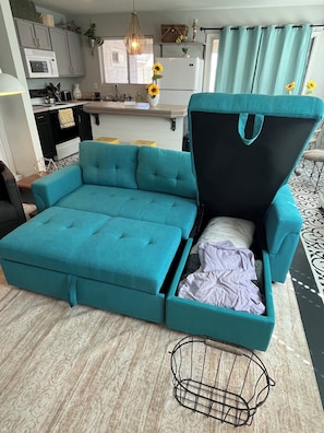 Smart TV, books - Charming 2-bedroom house in brilliant Phoenix with AC, WiFi, and more! (Phoenix)