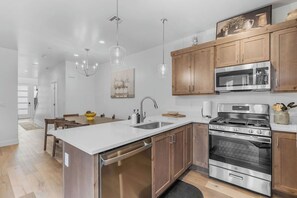 Micro-ondes, four, plaque de cuisson, lave-vaisselle