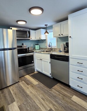 Een koelkast, een microgolfoven, een oven, een kookplaat