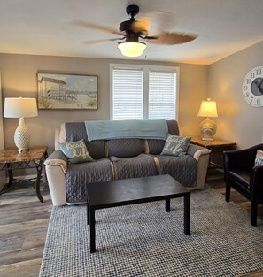 Smart-tv, een open haard en boeken