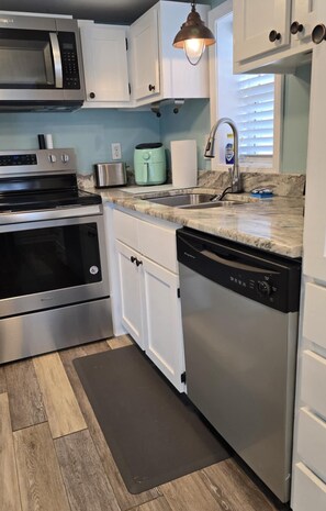 Frigorífico, microondas, horno y placa de cocina