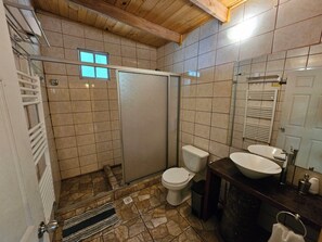 Family Bungalow, Patio, Park View | Bilik Mandi | Pengering rambut, tuala disediakan, sabun, syampu 