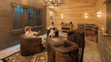 Behandelingskamers voor koppels, een sauna, een bubbelbad
