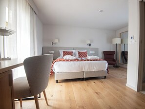 Ropa de cama de alta calidad, colchones con efecto memoria y minibar 