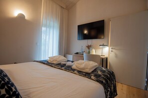 Ropa de cama de alta calidad, camas con efecto memoria y minibar 