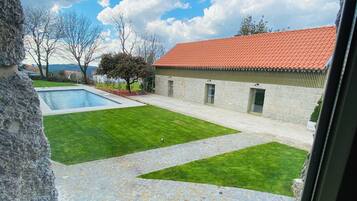 Quarto luxo, vista para a piscina | Terraço/pátio