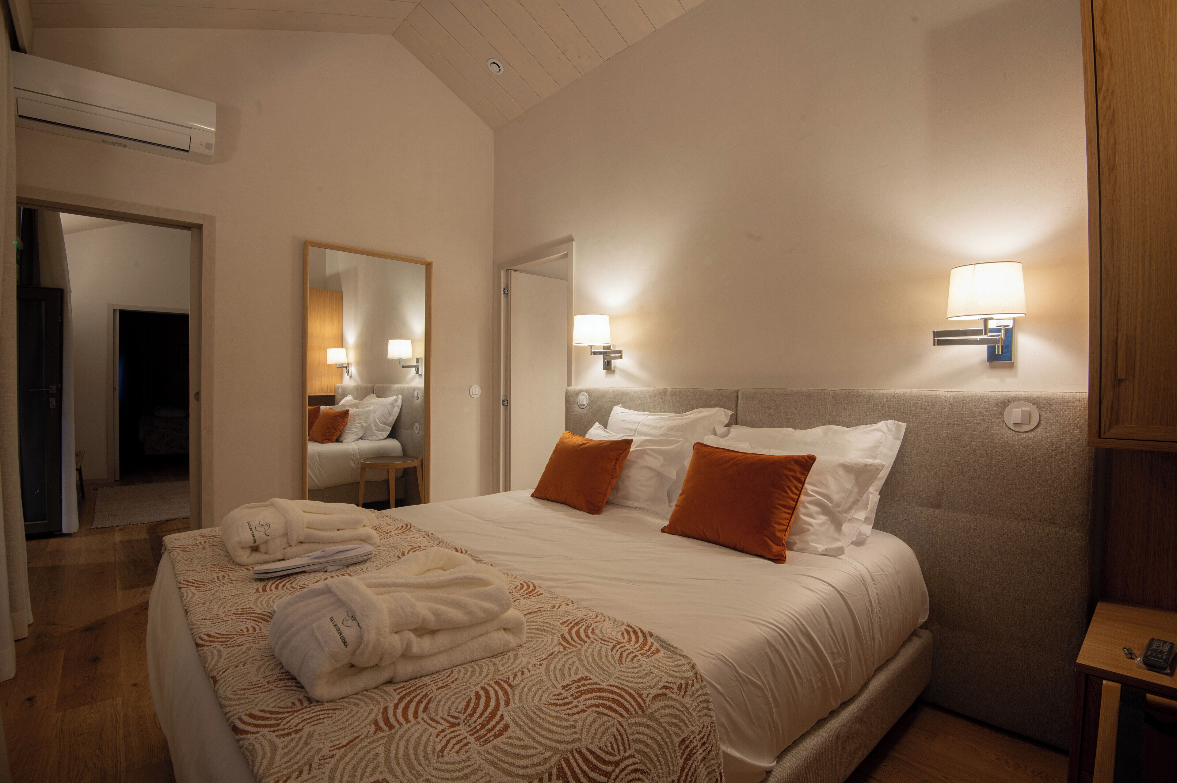 Leilighet – deluxe, bassengutsikt | Sengetøy av topp kvalitet, memory foam-senger, minibar og safe på rommet