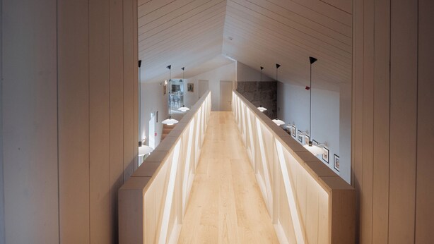 A modern interior with a wooden floor, a long corridor, and pendant lighting. - Casa da Fonte de Cima (Celorico de Basto)