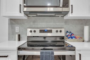 Fridge, microwave, oven, stovetop - Luxury 2Bdr Retreat, Calgary,  Everything You Need, Best coffee (Calgary)