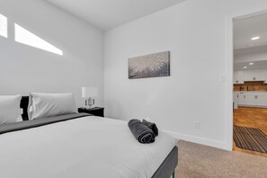 2 bedrooms, iron/ironing board, travel crib, WiFi - Luxury 2Bdr Retreat, Calgary,  Everything You Need, Best coffee (Calgary)