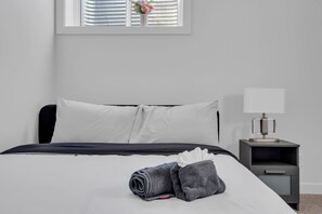 2 bedrooms, iron/ironing board, travel crib, WiFi - Luxury 2Bdr Retreat, Calgary, Everything You Need, Best coffee (Calgary)