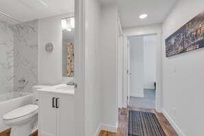 Hair dryer, towels, soap, toilet paper - Luxury 2Bdr Retreat, Calgary, Everything You Need, Best coffee (Calgary)