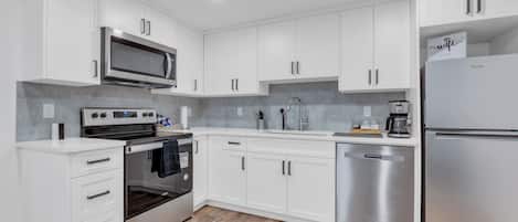 Kühlschrank, Mikrowelle, Ofen, Herdplatte