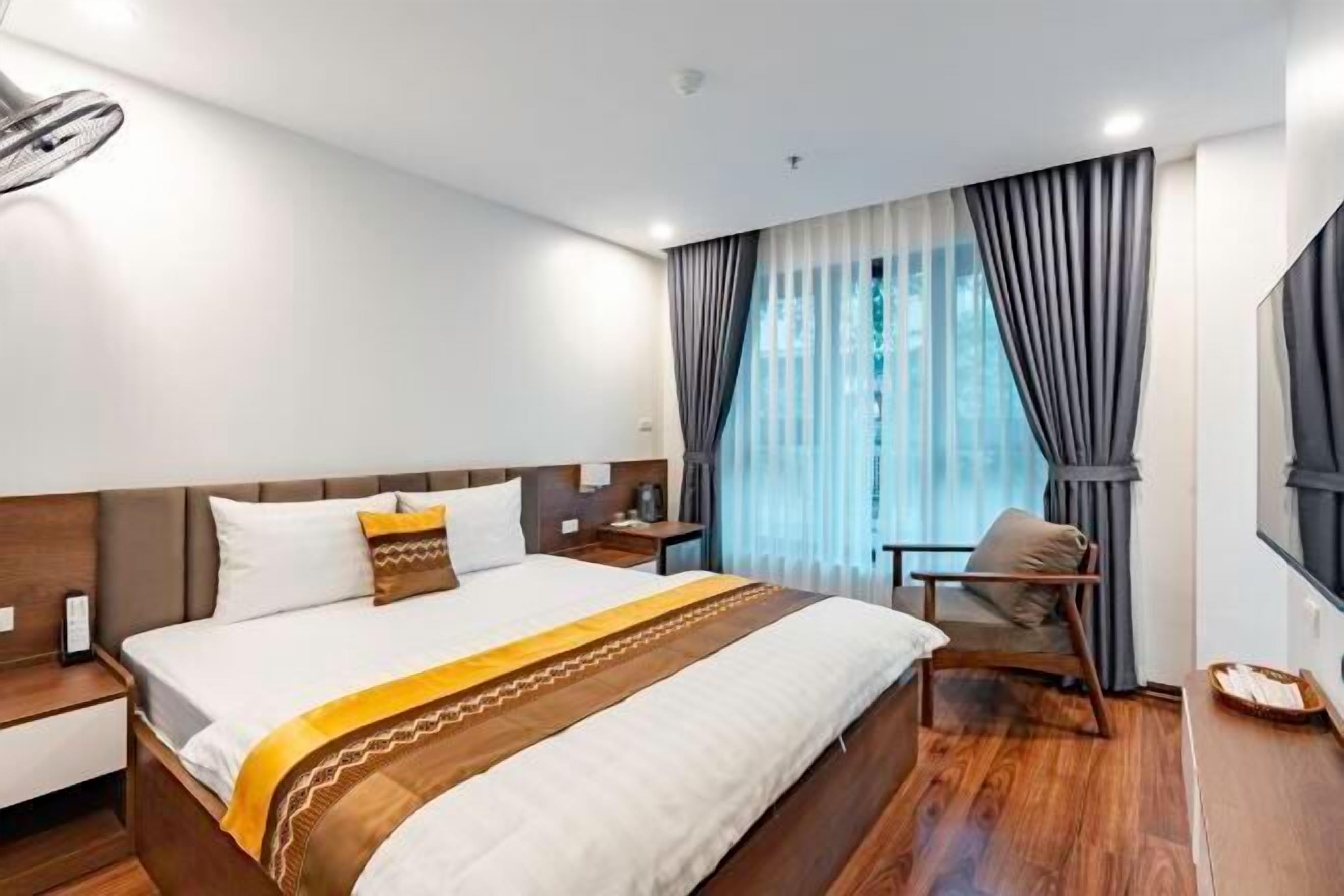 Bộ đồ giường cao cấp, chăn bông, nệm cao su hoạt tính (memory foam) 