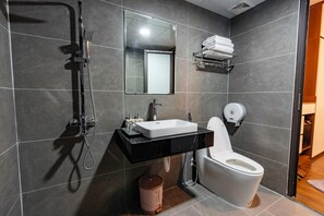 Quarto quádruplo família, para não fumantes, vista para a cidade | Banheiro | Chuveiro, ducha de hidromassagem, produtos de toalete grátis