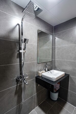 Basic Double Room, Non Smoking, City View | Bilik Mandi | Pancuran mandi, hulu semburan hidrourut 