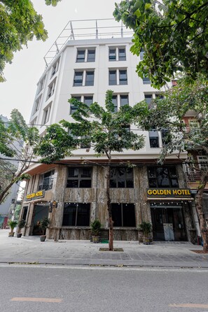 Front of property - Golden Crown Hotel (Hanoi)