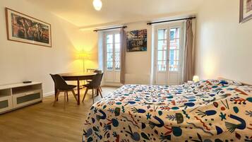 1 chambre, fer et planche Ă repasser, Wi-Fi gratuit, draps fournis