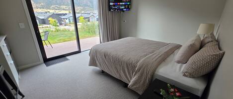 1 bedroom, desk, WiFi, bed sheets