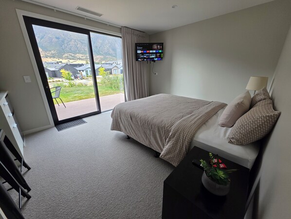 1 bedroom, desk, WiFi, bed sheets