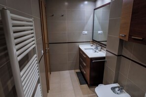 Een douche, een haardroger, een bidet, handdoeken