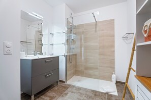 Dusche, kostenlose Toilettenartikel, Haartrockner, Handtücher
