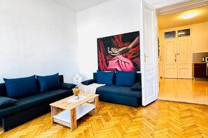 Living area - Affordable 1BR&1LR Apt, 7- Min to Westbahnhof (Vienna)