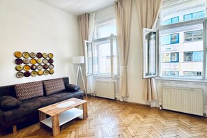Living area - Affordable 1BR&1LR Apt, 7- Min to Westbahnhof (Vienna)