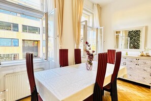 Dining - Affordable 1BR&1LR Apt, 7- Min to Westbahnhof (Vienna)