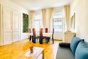 Dining - Affordable 1BR&1LR Apt, 7- Min to Westbahnhof (Vienna)