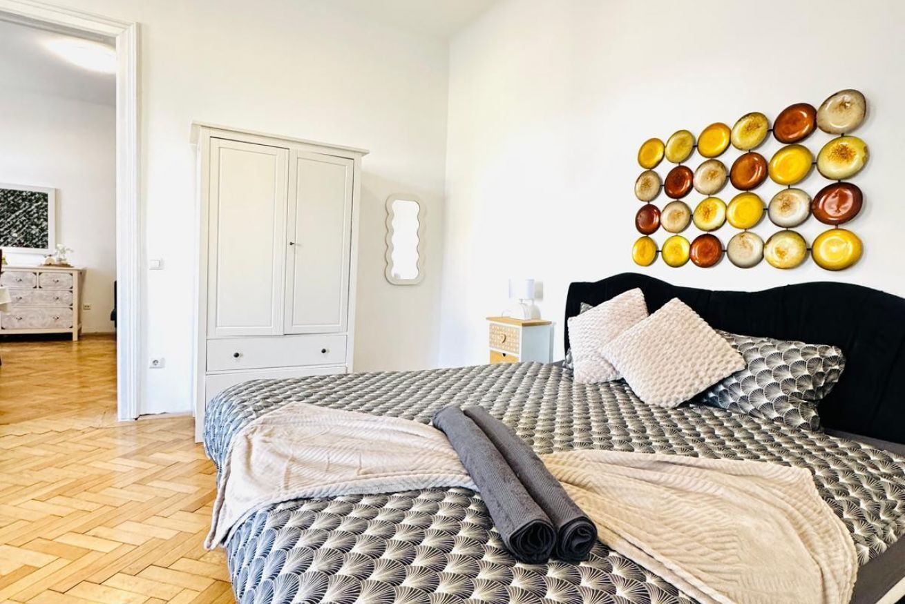 1 soverom, skrivebord, strykejern/-brett og sengetøy