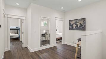 4 chambres, bureau, fer et planche à repasser, lit parapluie