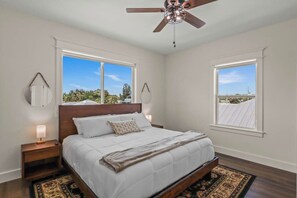 4 soverom, skrivebord, strykejern/-brett og reiseseng for barn