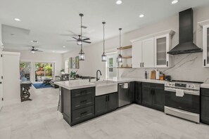 ثلاجة، ميكروويف، فرن، موقد طهي مسطح