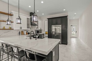 Kjøleskap, mikrobølgeovn, ovn og kokeplater