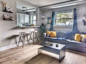 TV - Stylish & Cozy #1 8 mins to DCA & Washington DC (Alexandria)