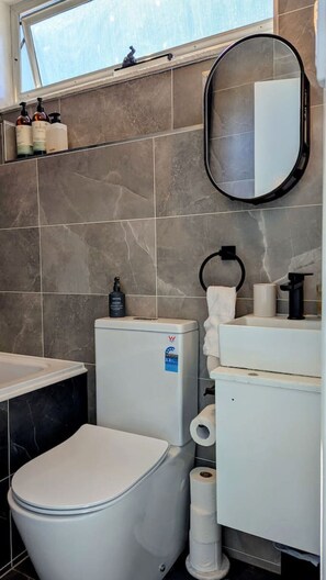 Bathroom - Artist’s Studio in Fitzroy North (Fitzroy North)