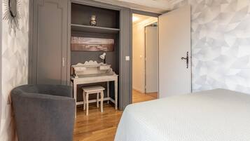 Travel crib, free WiFi, bed sheets