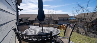 Lakeside Condo w/ Hot Tub & Pool